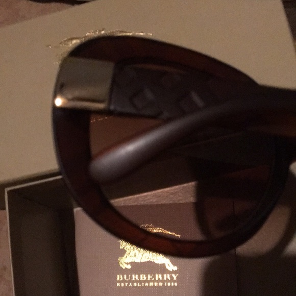 Burberry dark red sunglasses - Picture 12 of 13